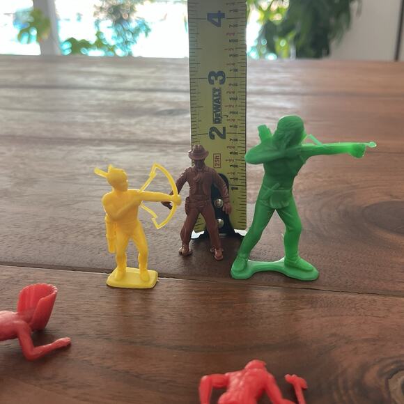 Vintage Plastic Toy Figures Indians Cowboy Lot of 6 - Picture 5 of 5